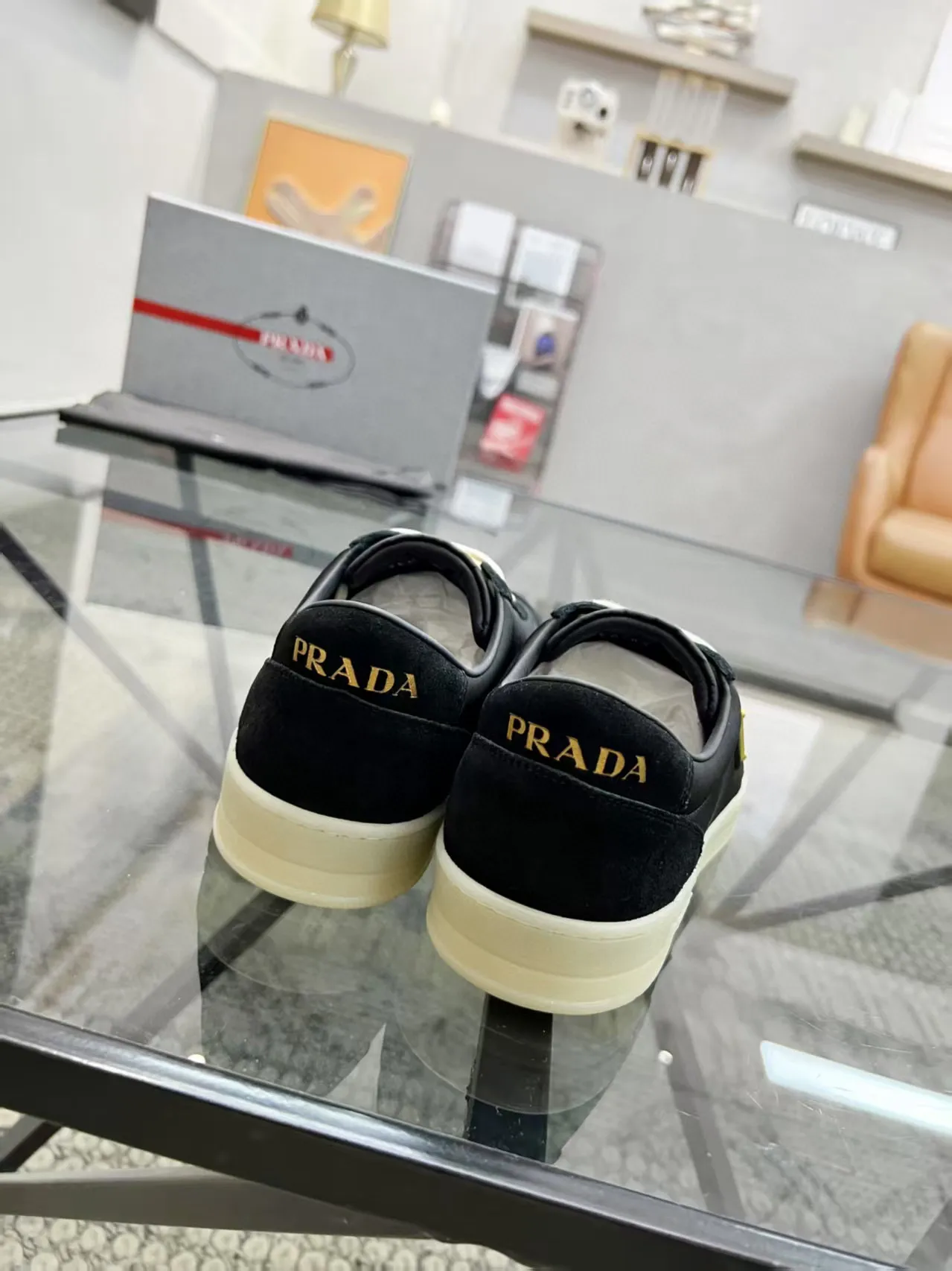 Factory price: 380💰Prada new men's leather sports shoes, the highest version on the market, any comparison is welcome🆚! The original leather has excellent texture and is super high-end! Fetal sheep net lining imported from Italy, removable pad! Luxurious materials and fine workmanship, highly recommended! Code number: 38-44, customized 45